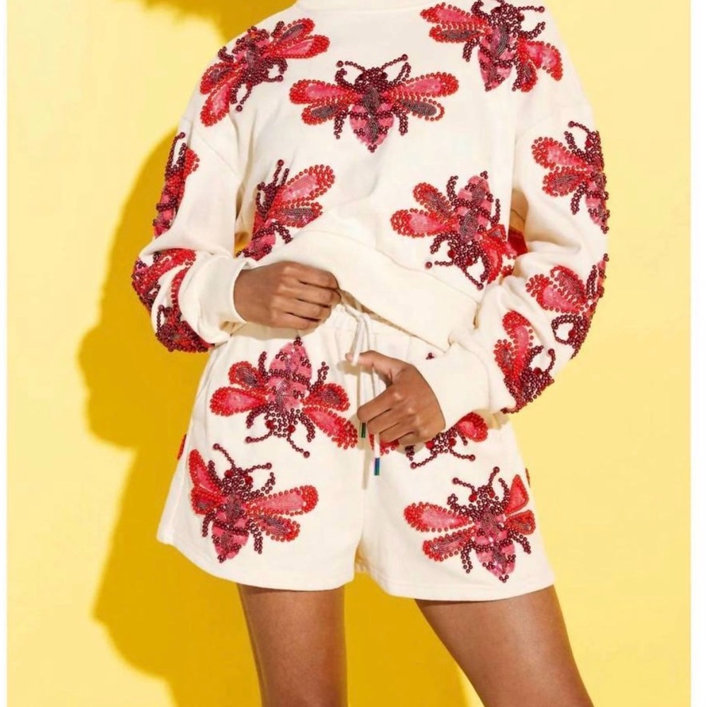 QUEEN OF SPARKLES Cream Sweatshirt with Pink Sequin Bee Embellishments NWT. Med